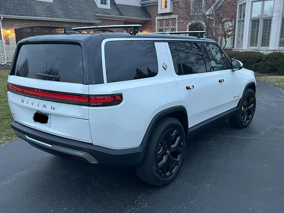 2022 Rivian R1S - Image 15 of 31