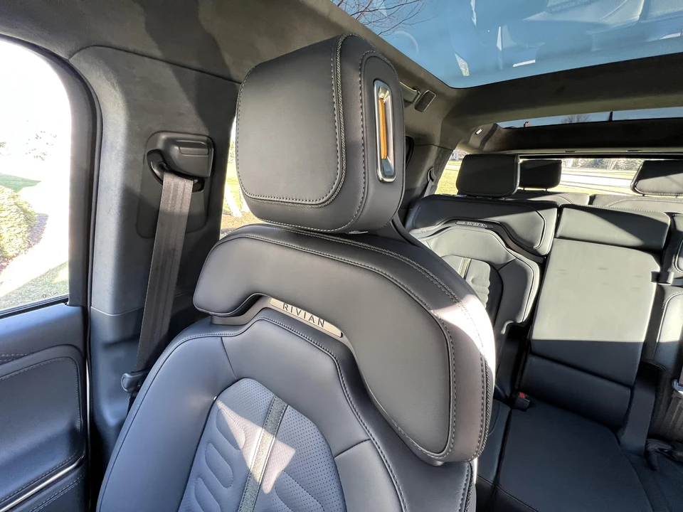 2022 Rivian R1S - Image 30 of 31