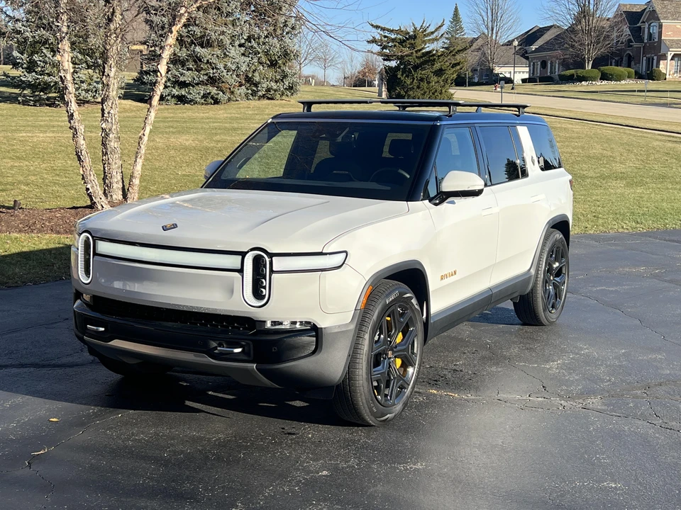 2022 Rivian R1S - Image 9 of 31