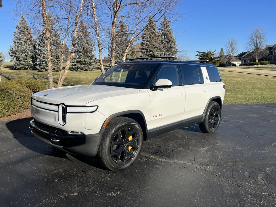 2022 Rivian R1S - Image 10 of 31