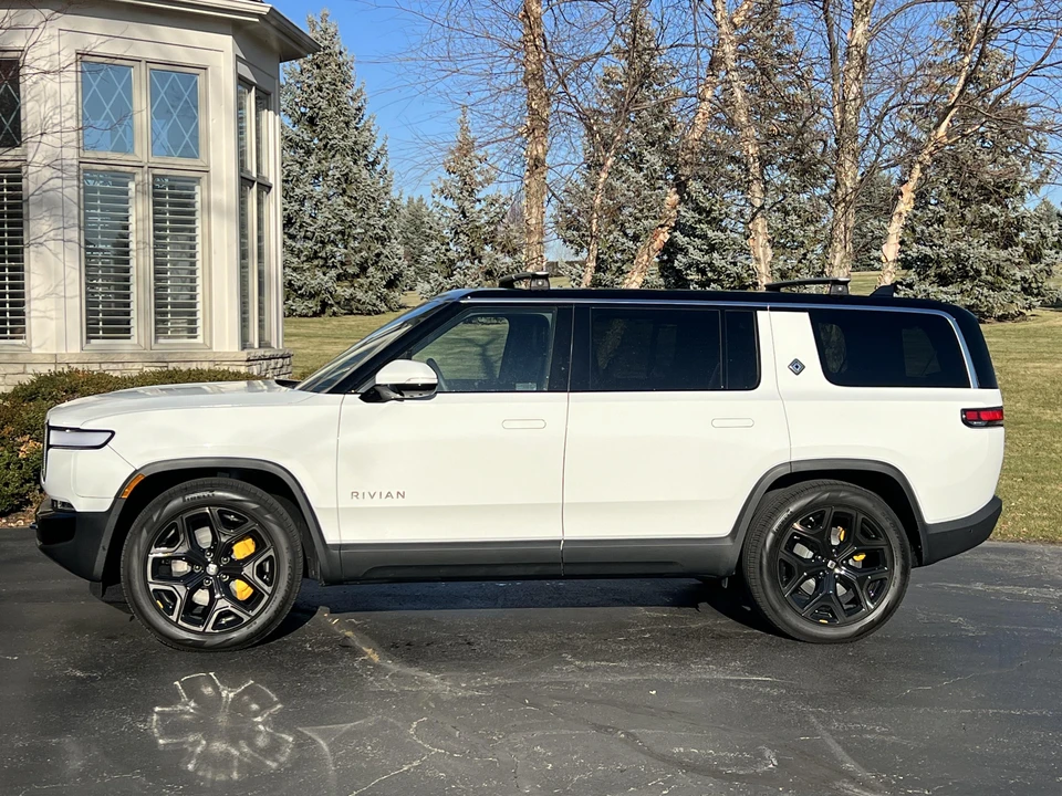 2022 Rivian R1S - Image 12 of 31