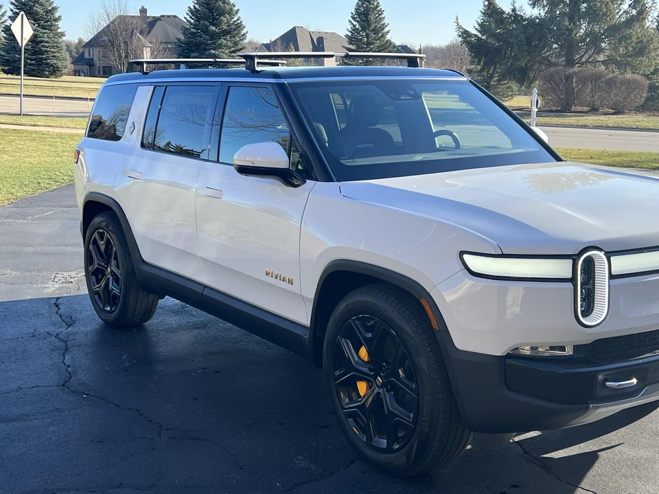 2022 Rivian R1S - Image 17 of 31