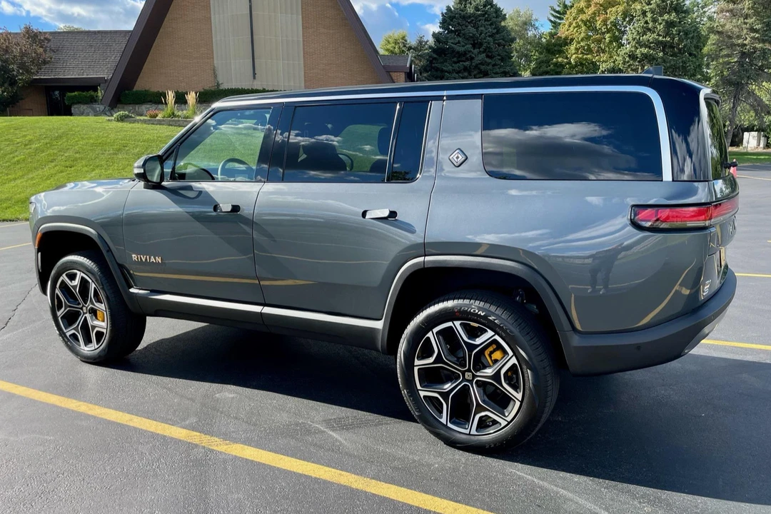 2022 Rivian R1S - Image 4 of 31