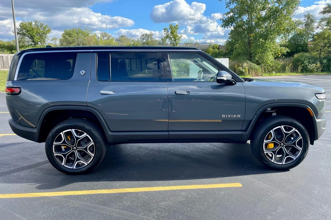 2022 Rivian R1S - Image 3 of 31