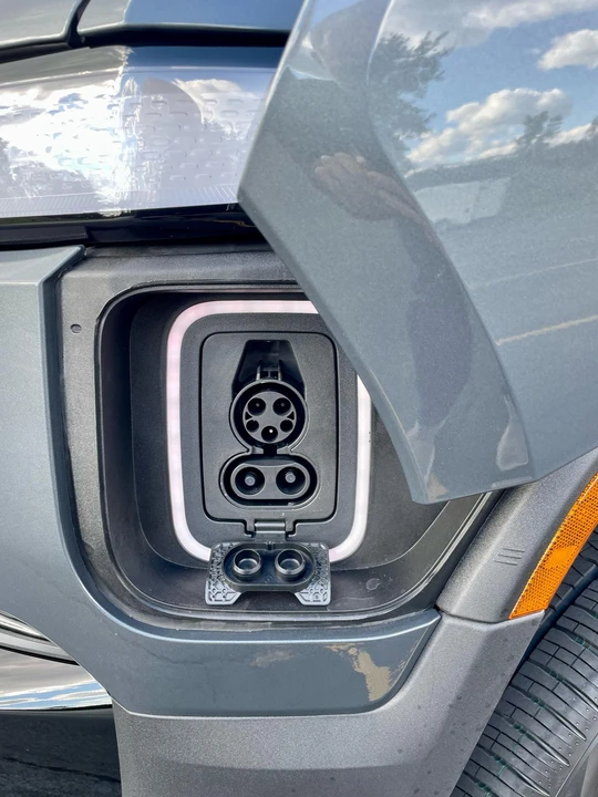2022 Rivian R1S - Image 15 of 31