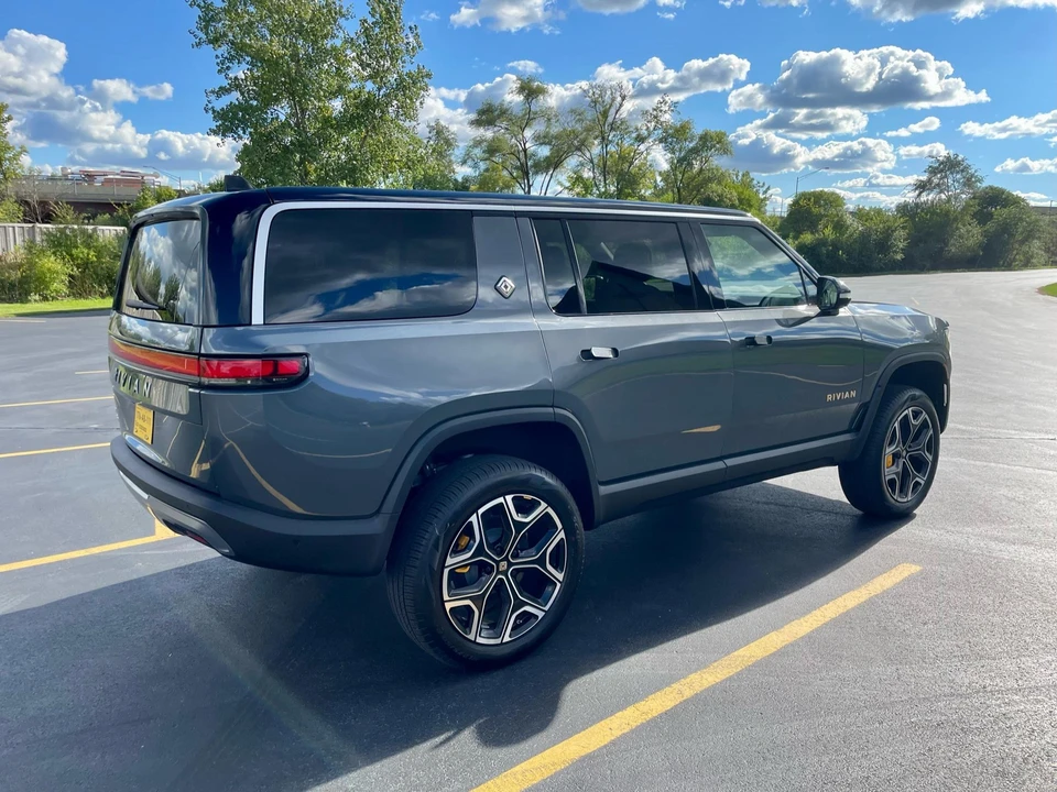2022 Rivian R1S - Image 7 of 31