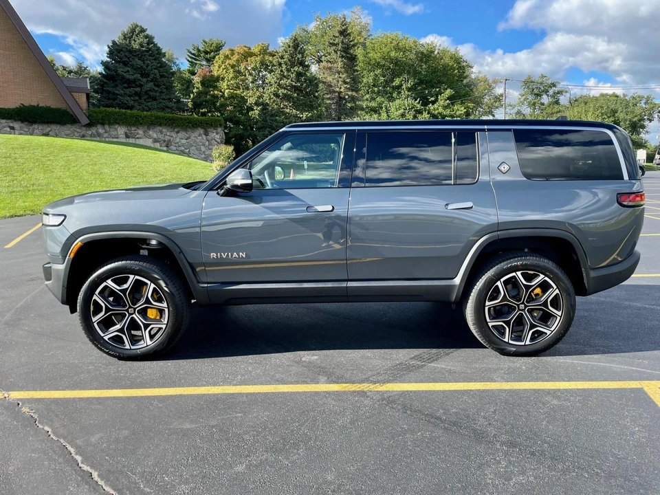 2022 Rivian R1S - Image 6 of 31