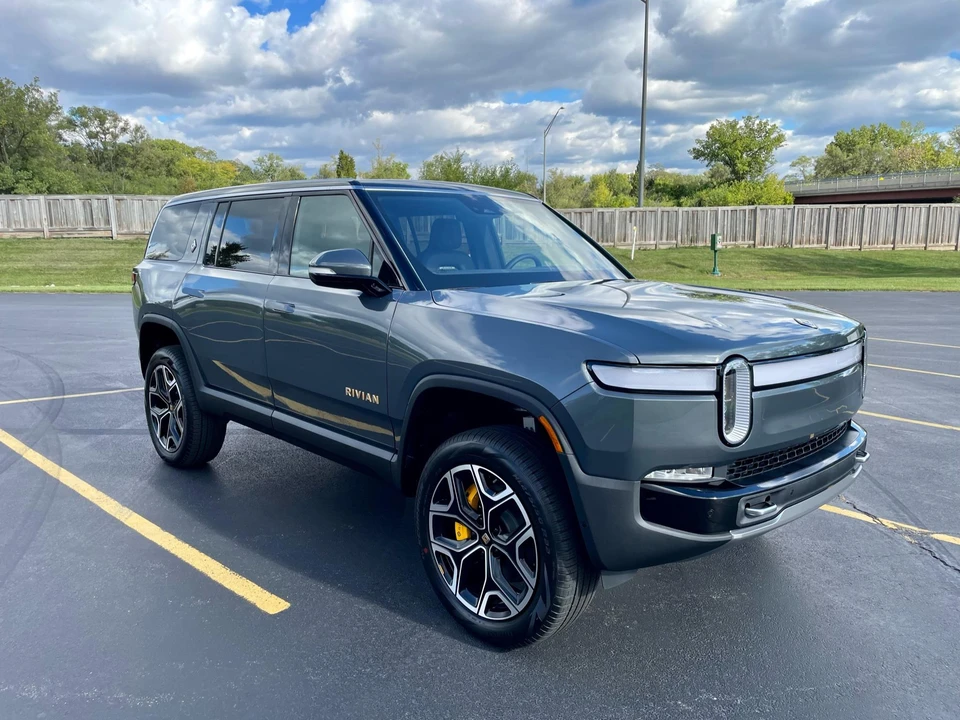 2022 Rivian R1S - Image 8 of 31