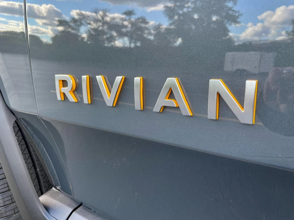 2022 Rivian R1S - Image 18 of 31