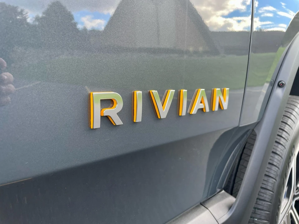 2022 Rivian R1S - Image 24 of 31