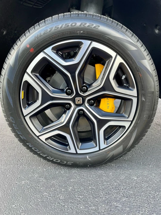 2022 Rivian R1S - Image 29 of 31