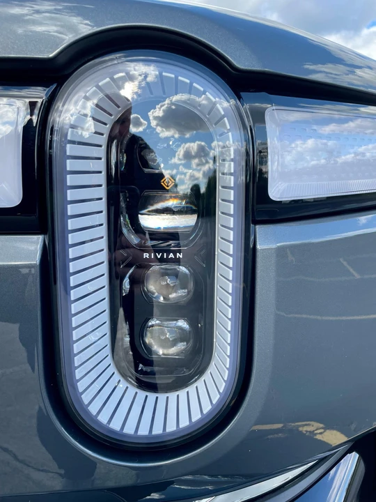 2022 Rivian R1S - Image 12 of 31