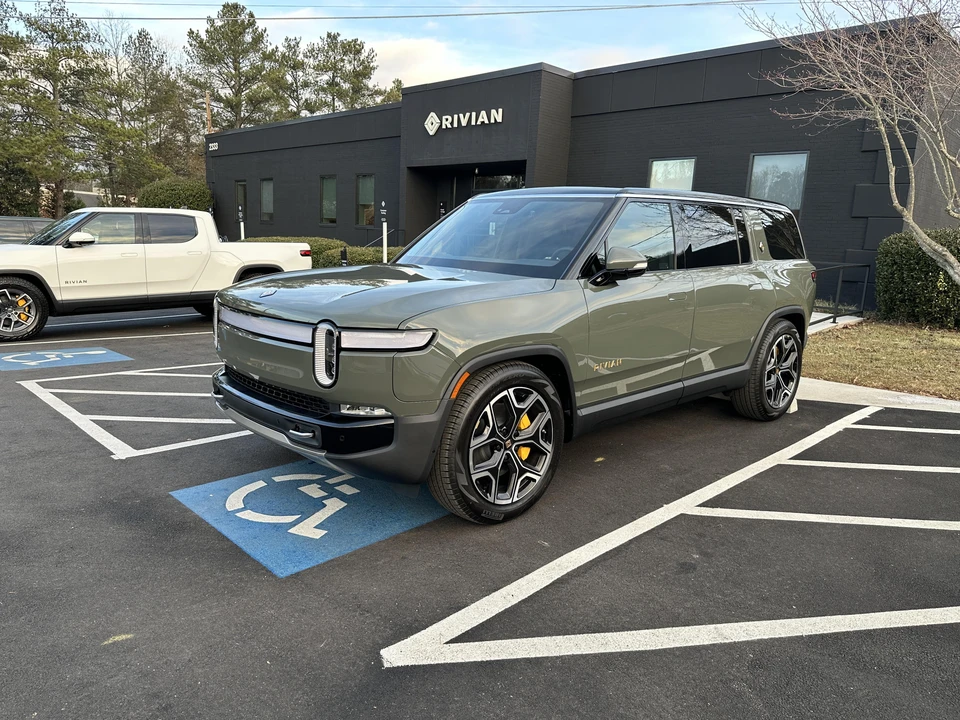 2022 Rivian R1S - Image 8 of 30