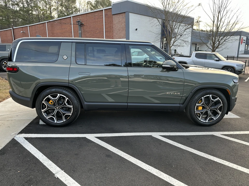 2022 Rivian R1S - Image 10 of 30