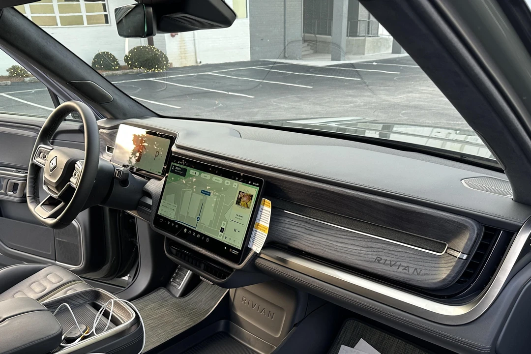 2022 Rivian R1S - Image 27 of 30