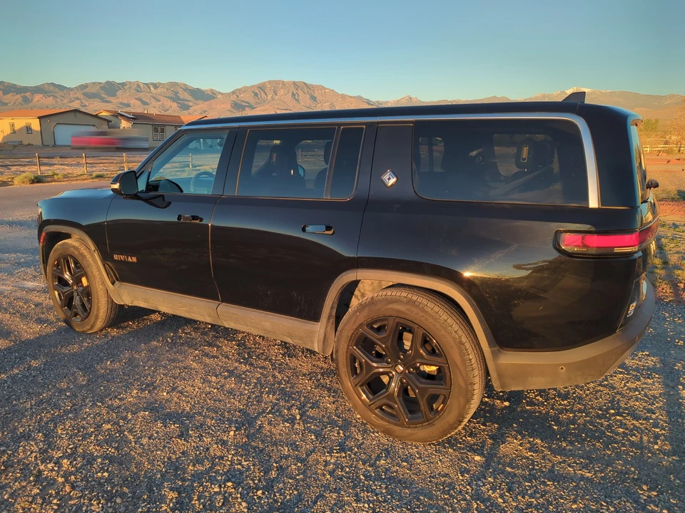 2022 Rivian R1S - Image 12 of 21