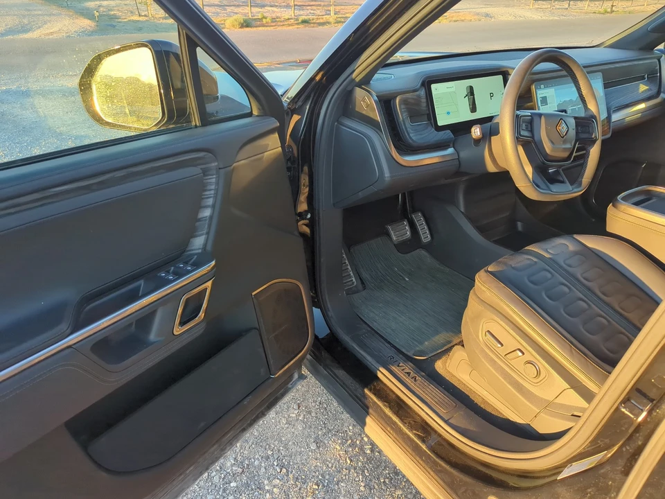 2022 Rivian R1S - Image 13 of 21
