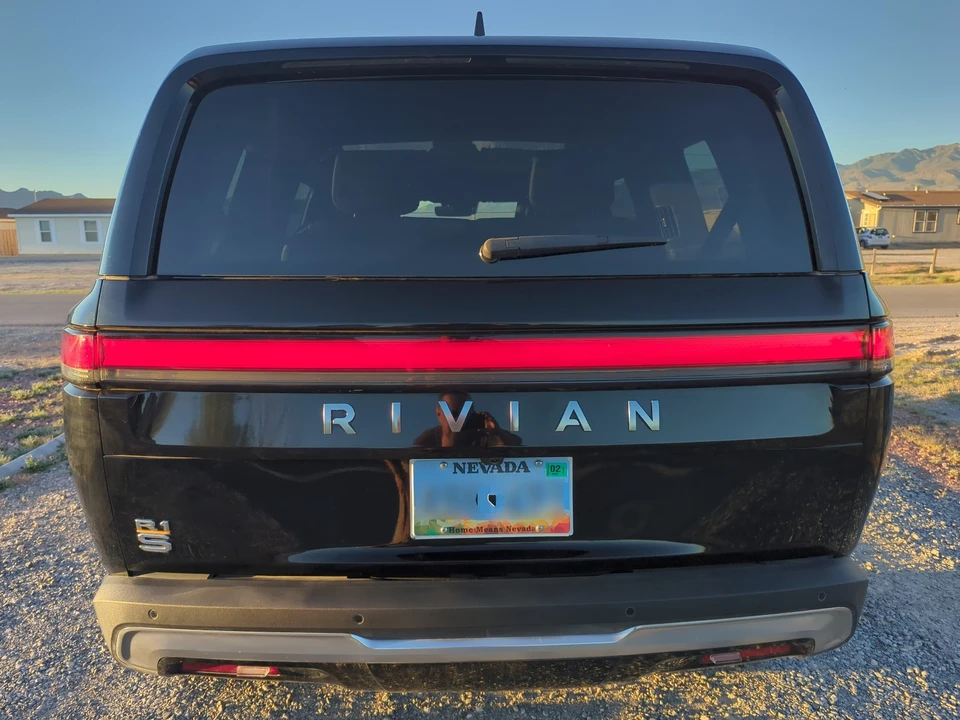 2022 Rivian R1S - Image 2 of 21