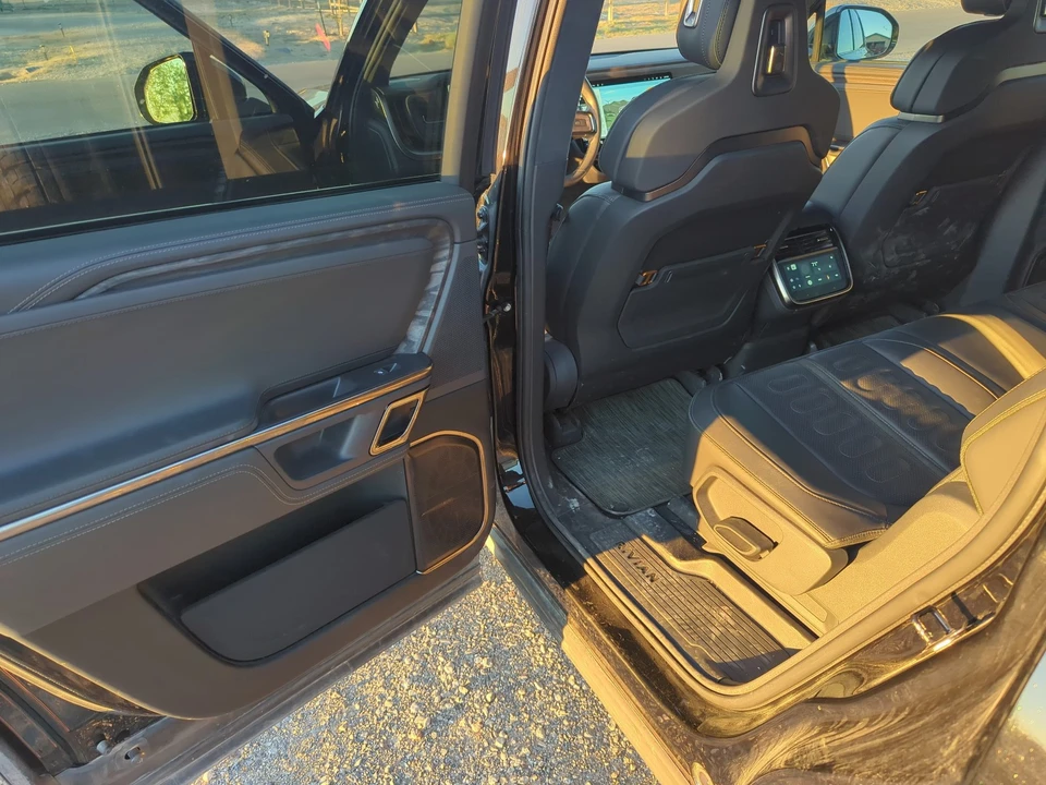 2022 Rivian R1S - Image 17 of 21