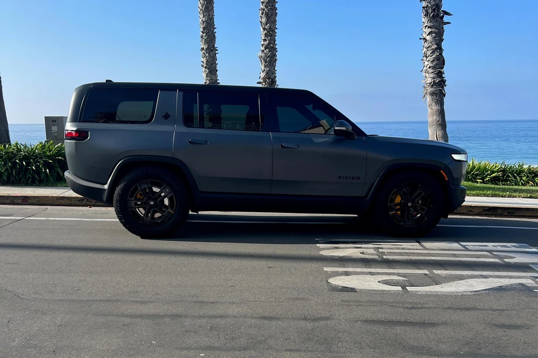 2022 Rivian R1S - Image 12 of 31