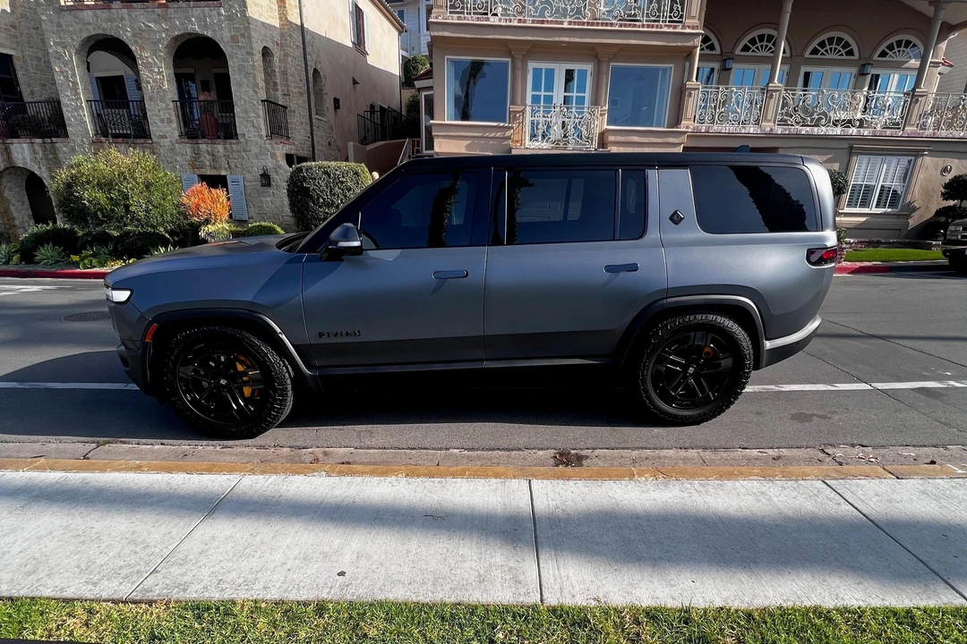 2022 Rivian R1S - Image 7 of 31