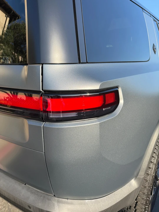 2022 Rivian R1S - Image 29 of 31