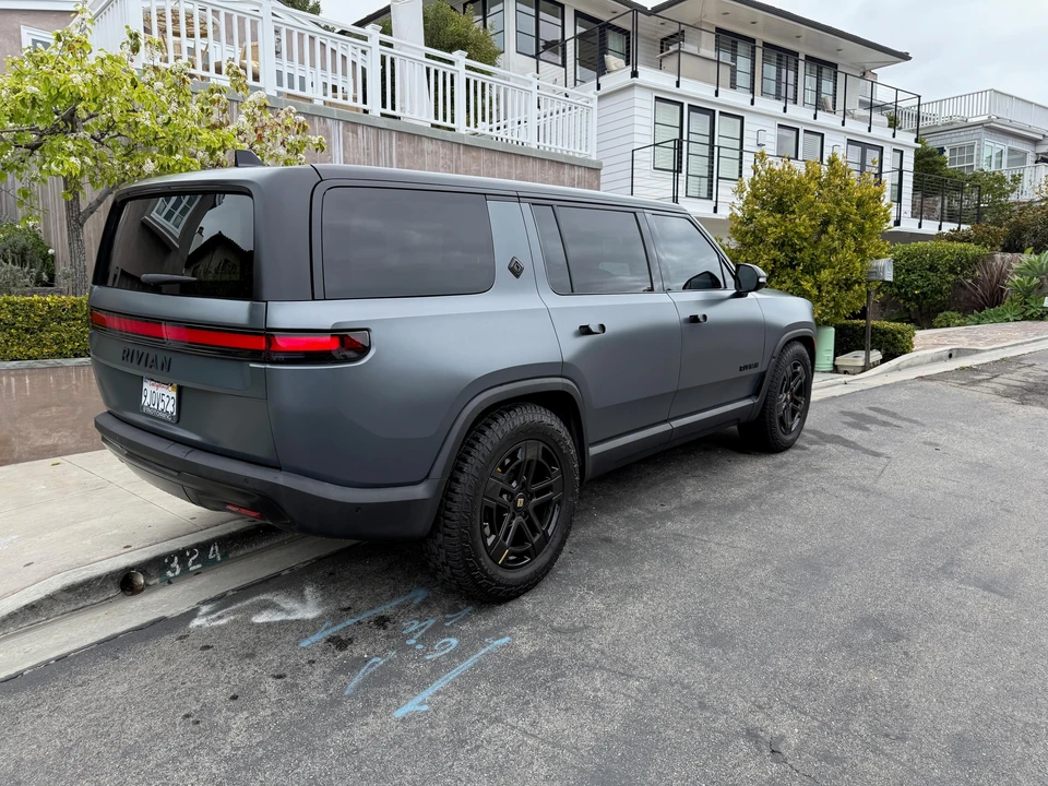 2022 Rivian R1S - Image 10 of 31
