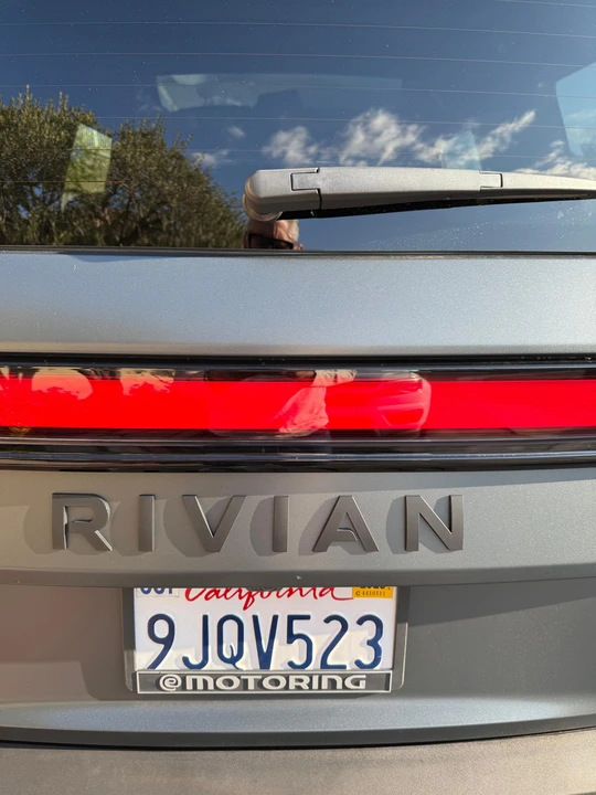 2022 Rivian R1S - Image 26 of 31