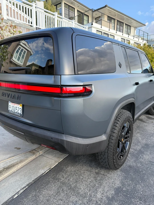 2022 Rivian R1S - Image 28 of 31