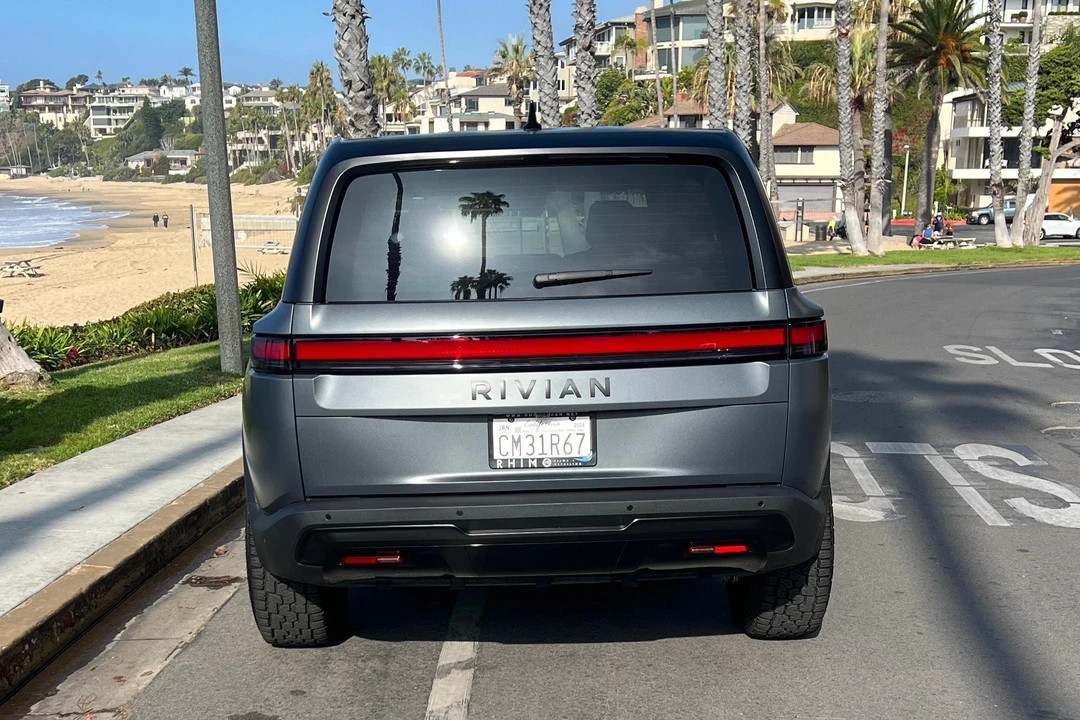 2022 Rivian R1S - Image 9 of 31