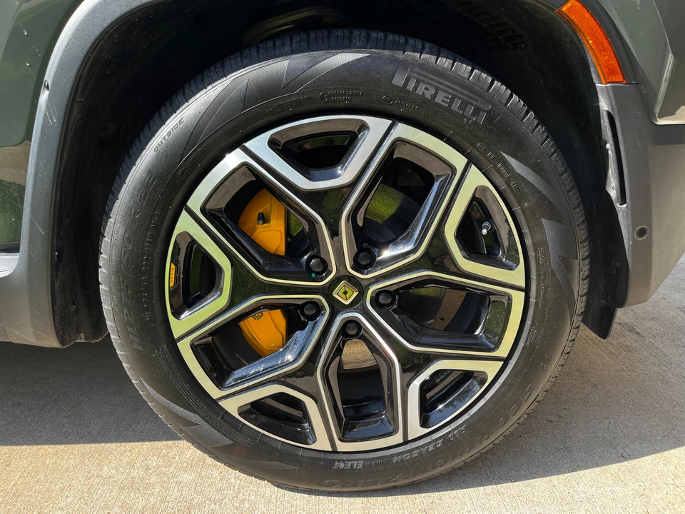 2022 Rivian R1S - Image 28 of 31