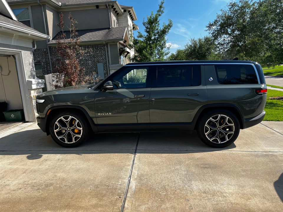 2022 Rivian R1S - Image 8 of 31
