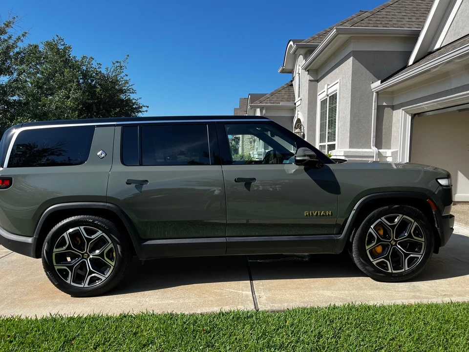 2022 Rivian R1S - Image 12 of 31