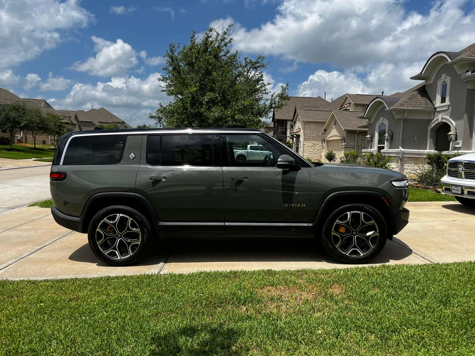 2022 Rivian R1S - Image 11 of 31