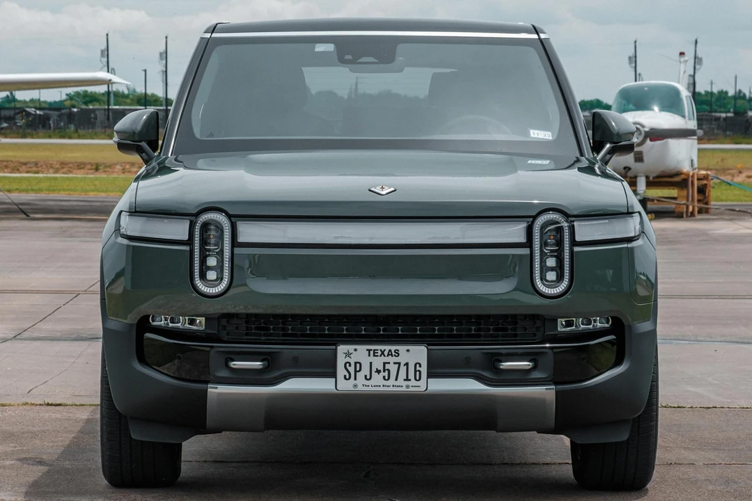 2022 Rivian R1S - Image 2 of 31