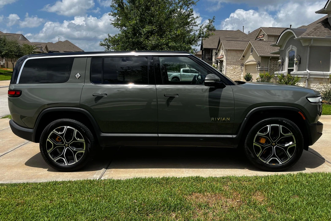 2022 Rivian R1S - Image 3 of 31