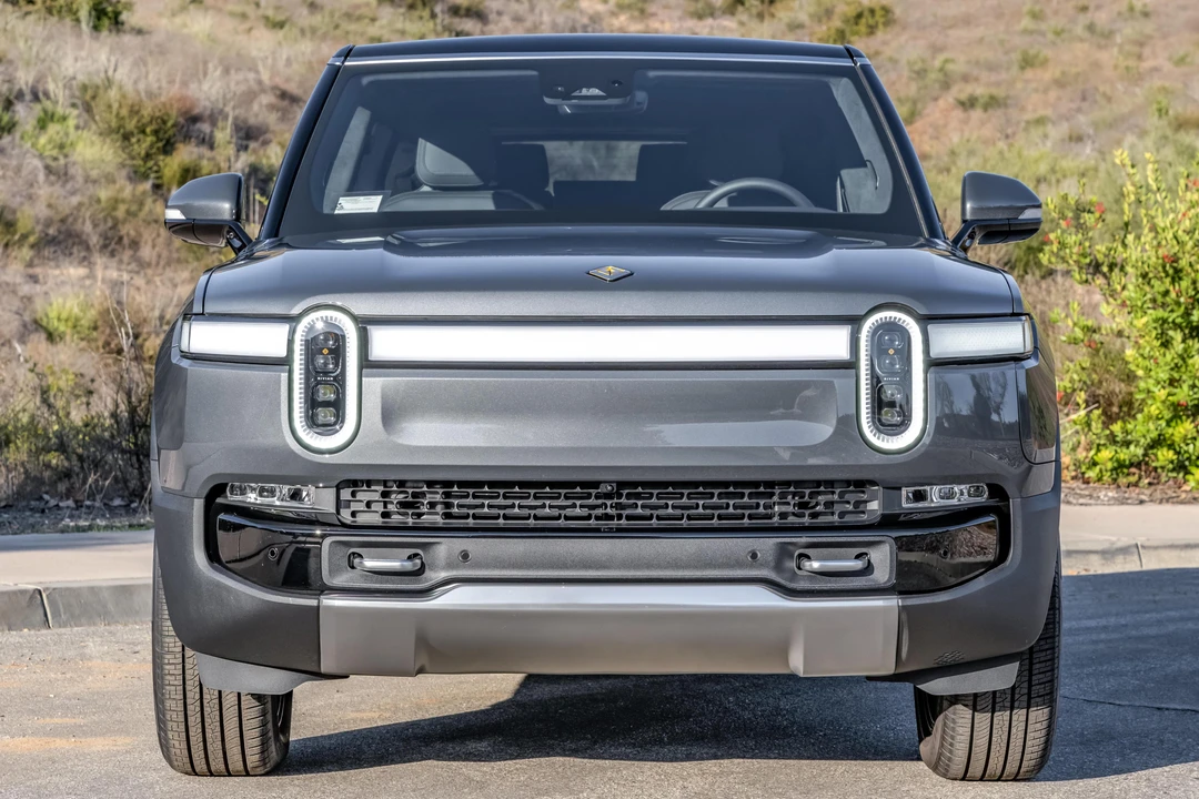 2022 Rivian R1S - Image 2 of 31