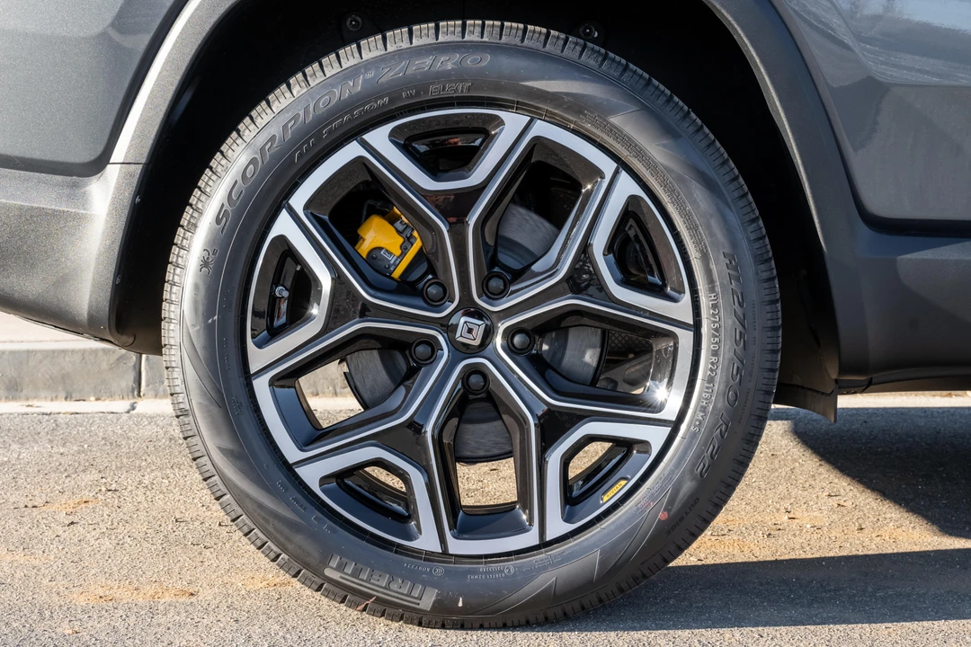 2022 Rivian R1S - Image 18 of 31