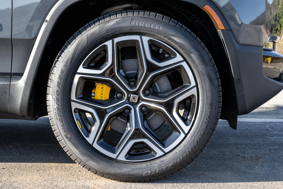 2022 Rivian R1S - Image 19 of 31