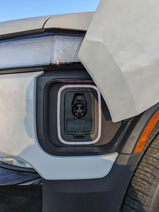 2022 Rivian R1S - Image 15 of 31