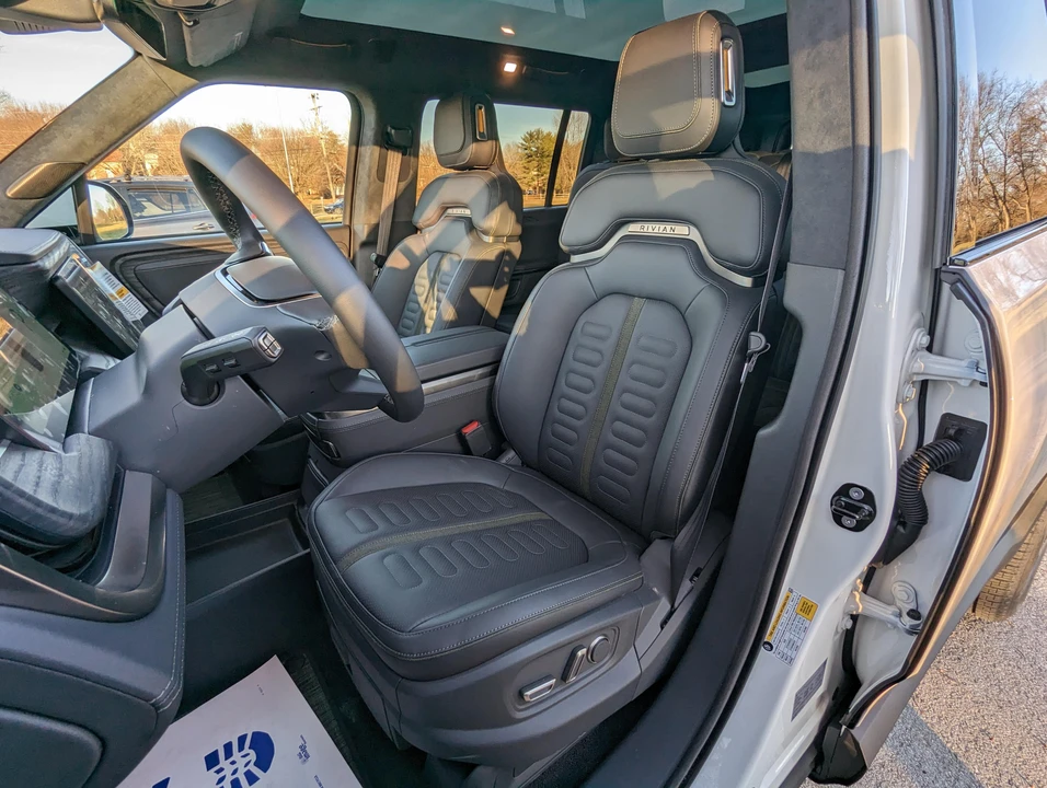 2022 Rivian R1S - Image 29 of 31