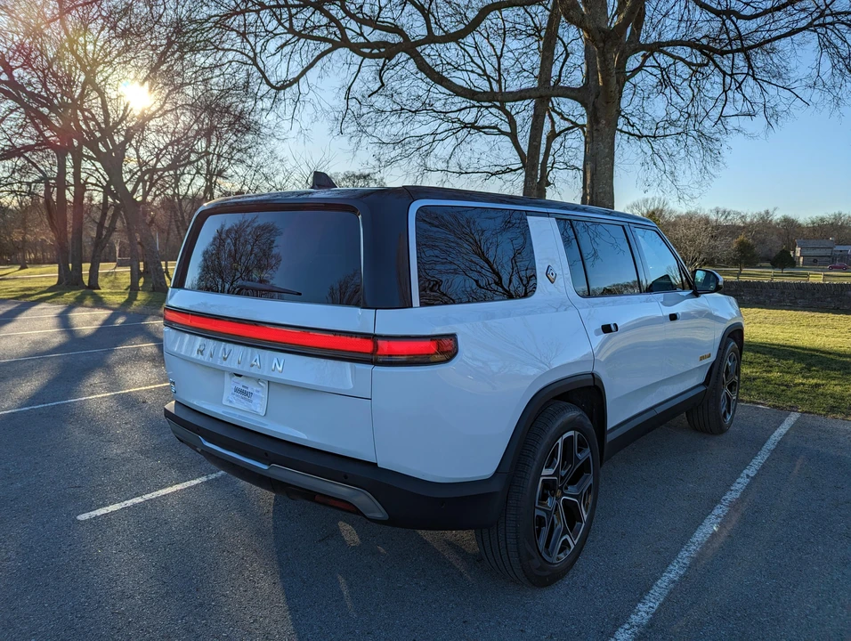 2022 Rivian R1S - Image 9 of 31
