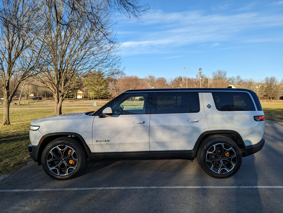 2022 Rivian R1S - Image 7 of 31