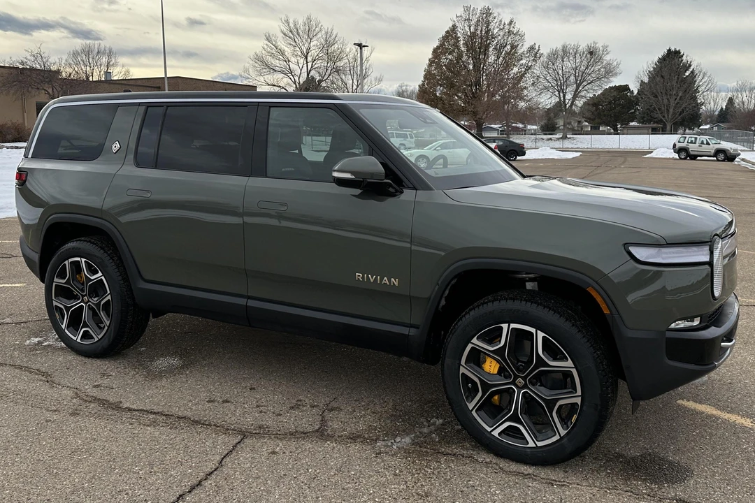 2022 Rivian R1S - Image 3 of 31