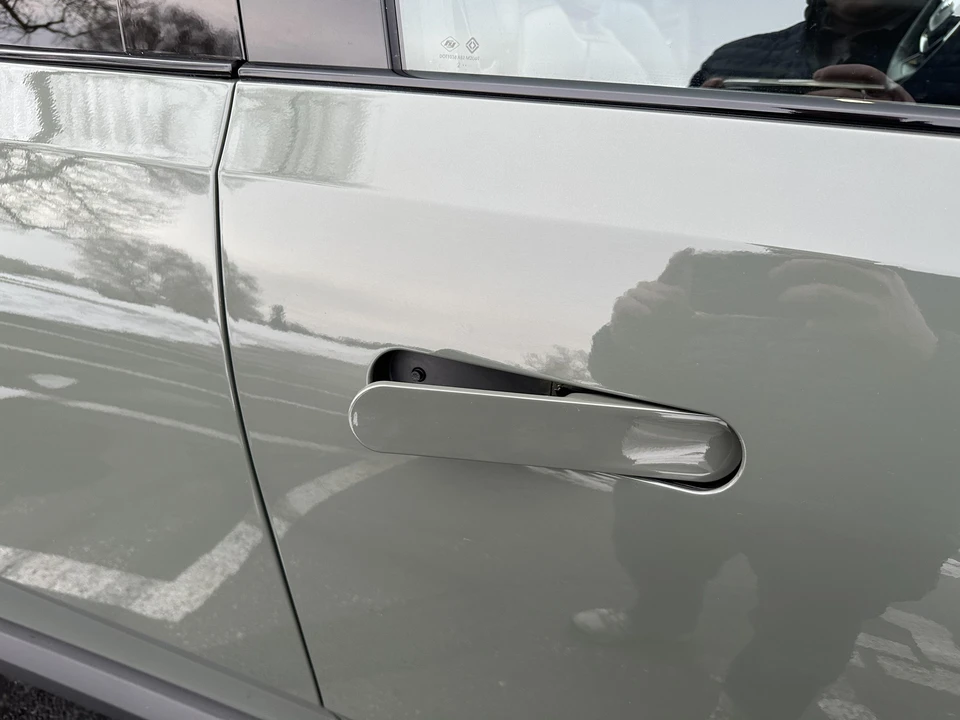 2022 Rivian R1S - Image 30 of 31
