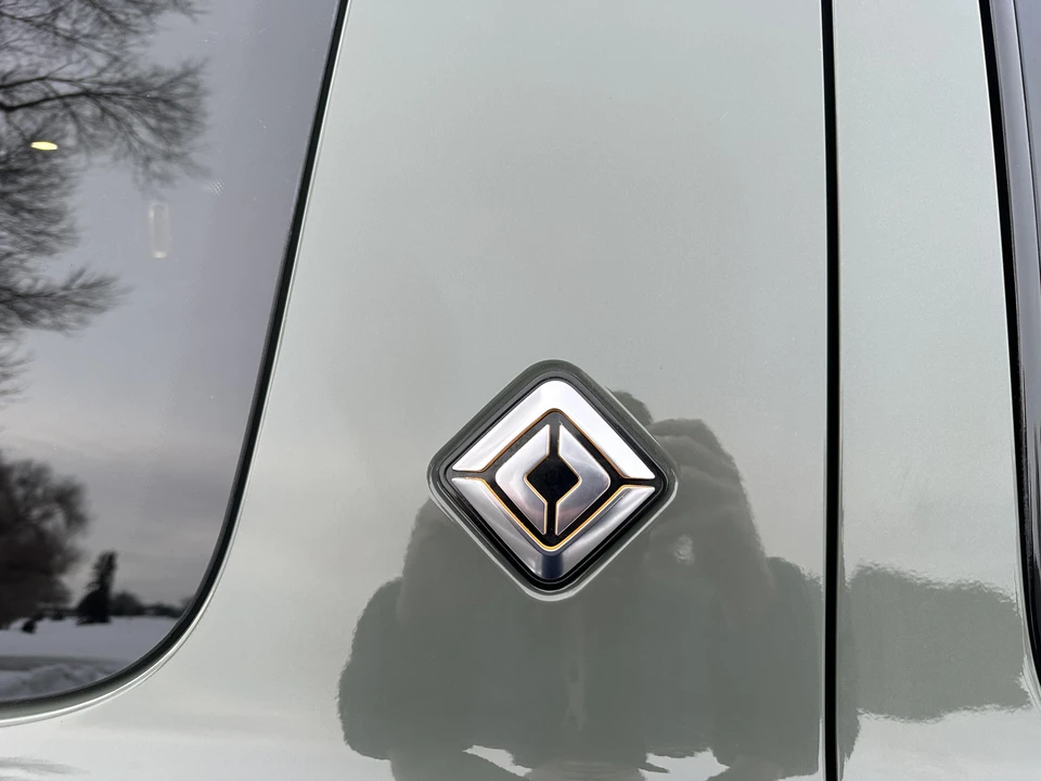 2022 Rivian R1S - Image 28 of 31