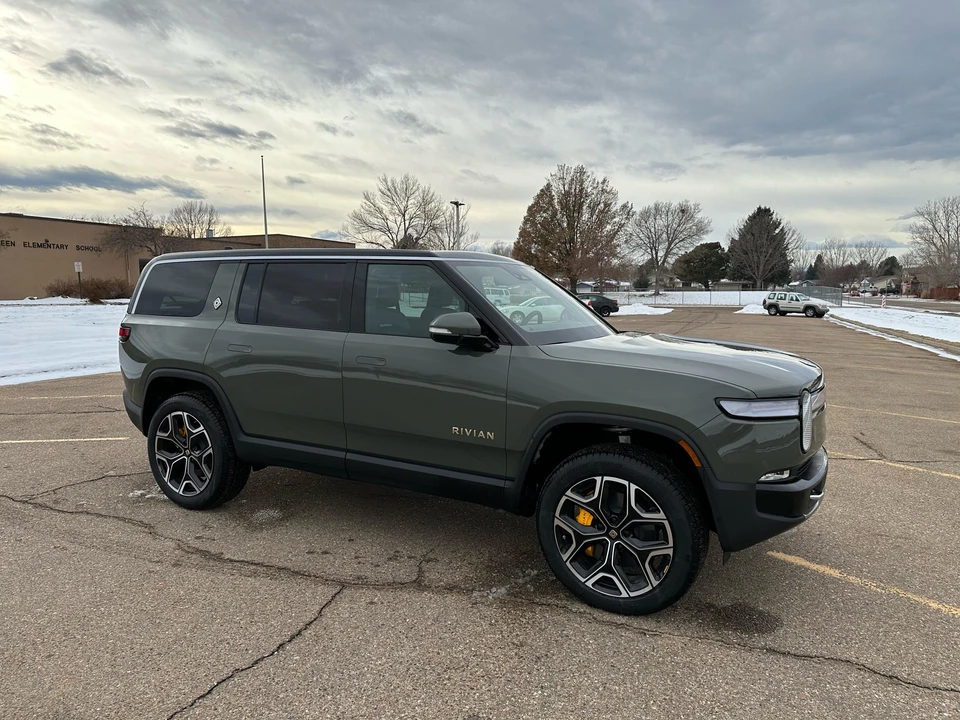 2022 Rivian R1S - Image 17 of 31