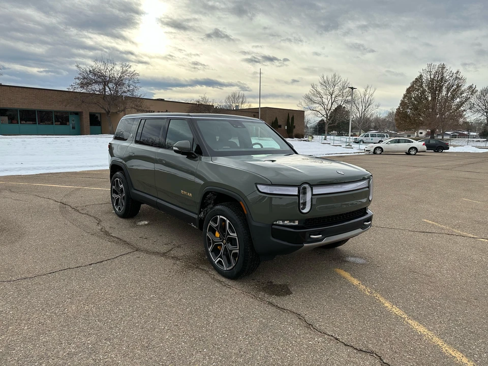 2022 Rivian R1S - Image 18 of 31