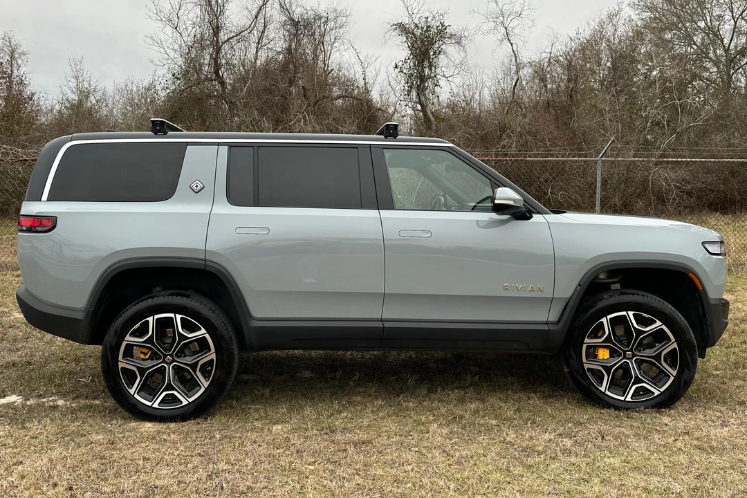 2022 Rivian R1S - Image 3 of 31
