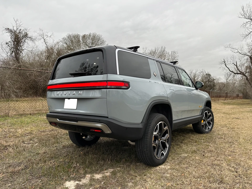 2022 Rivian R1S - Image 18 of 31
